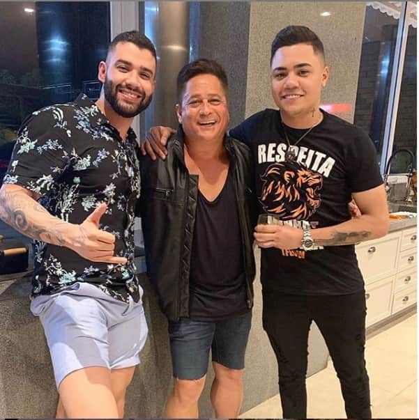 Leonardo posou ao lado de Gusttavo Lima e Felipe Araújo em um clique nas redes sociais (Foto: Reprodução/Instagram) Leonardo posou ao lado de Gusttavo Lima e Felipe Araújo em um clique nas redes sociais (Foto: Reprodução/Instagram)