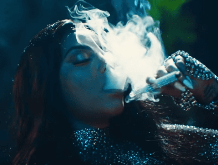 Ludmilla maconheira Ludmilla apareceu fumando em clipe (Foto: Reprodução) Ludmilla maconheira Ludmilla apareceu fumando em clipe (Foto: Reprodução)