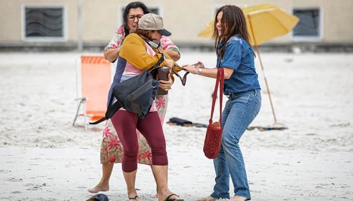 Lurdes (Regina Casé) é ajudada por Thelma (Adriana Esteves) durante assaltado em Amor de Mãe (Foto: Artur Meninea/Globo) Lurdes (Regina Casé) é ajudada por Thelma (Adriana Esteves) durante assaltado em Amor de Mãe (Foto: Artur Meninea/Globo)