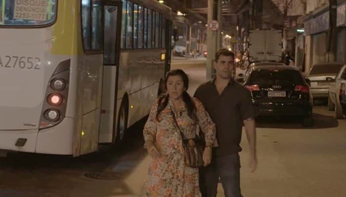 Magno (Juliano Cazarré) e Lurdes (Regina Casé) voltam ao local do assassinato do estuprador na novela das nove da Globo (Foto: Reprodução/Globo) Magno (Juliano Cazarré) e Lurdes (Regina Casé) voltam ao local do assassinato do estuprador na novela das nove da Globo (Foto: Reprodução/Globo)