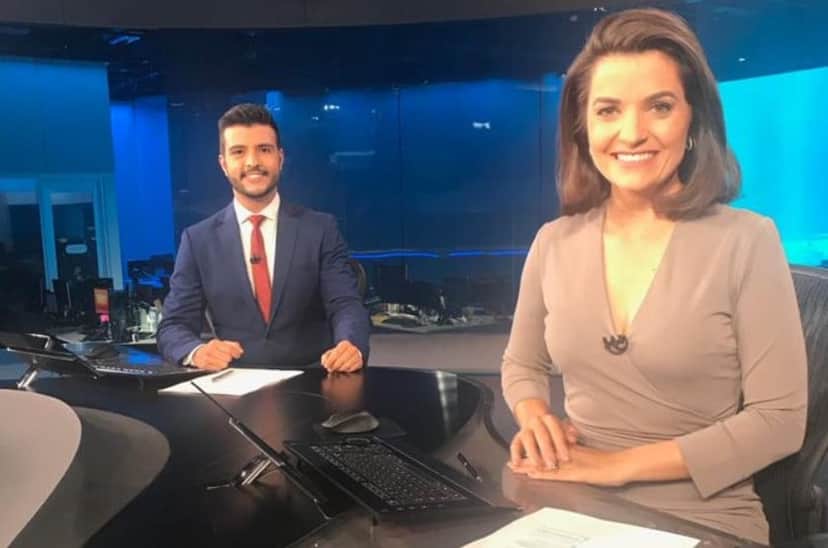 Matheus Ribeiro e Larissa Pereira comandaram o Jornal Nacional neste sábado (09) (Foto: Reprodução) Matheus Ribeiro e Larissa Pereira comandaram o Jornal Nacional neste sábado (09) (Foto: Reprodução)