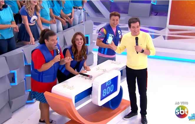 Nicole Bahls é pega colando durante programa do SBT e Celso Portiolli não gostou nem um pouco da atitude da modelo. Foto: Reprodução Nicole Bahls é pega colando durante programa do SBT e Celso Portiolli não gostou nem um pouco da atitude da modelo. Foto: Reprodução
