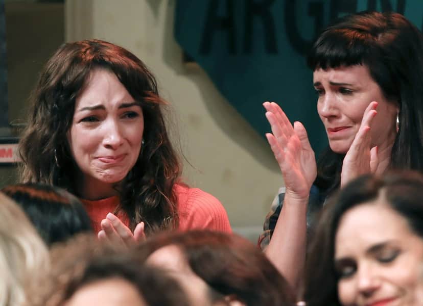 Thelma Fardin e Griselda Siciliani choram durante entrevista do coletivo Atrizes Argentinas contra Juan Darthés — Foto: Marcelo Capece/Noticias Argentinas/AFP A atriz argentina Thelma Fardin acusou