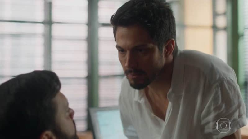 Marcos (Romulo Estrela) e Diogo (Armando Babaioff) em Bom Sucesso (Foto: Reprodução/Globo) Marcos (Romulo Estrela) e Diogo (Armando Babaioff) em Bom Sucesso (Foto: Reprodução/Globo)