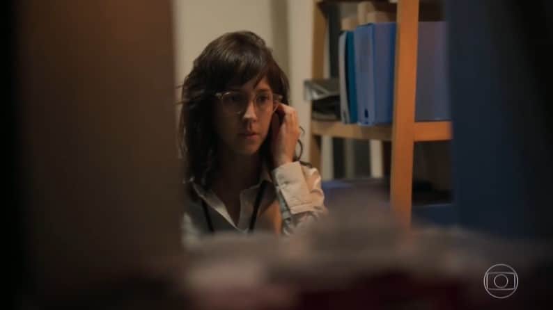 Amanda (Camila Márdilla) que destruir Álvaro em Amor de Mãe e será perseguida (Foto: Reprodução/Globo) Amanda (Camila Márdilla) que destruir Álvaro em Amor de Mãe e será perseguida (Foto: Reprodução/Globo)