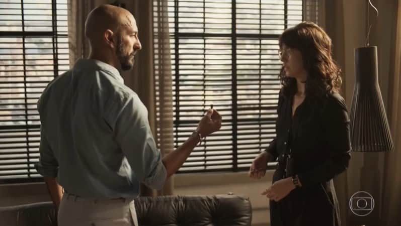 Álvaro (Irandhir Santos) dará flagra em Amanda (Camila Márdilla) em Amor de Mãe e ficará chocado com traidora (Foto: Reprodução/Globo) Álvaro (Irandhir Santos) dará flagra em Amanda (Camila Márdilla) em Amor de Mãe e ficará chocado com traidora (Foto: Reprodução/Globo)