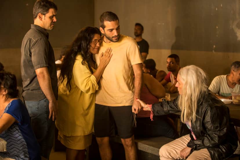 Lurdes abraça e beija Sandro, chora. Magno (Juliano Cazarré) tenta acalmar a mãe em Amor de Mãe