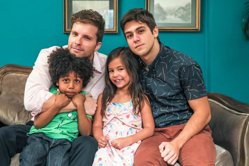 Alan (Thiago Fragoso) com os filhos Mosquito (Ygor Marçal), Tarantino (Daniel Rangel) e Queen (Alice Palmar) em Salve-se Quem Puder (Foto: Globo/Paulo Belote) Alan (Thiago Fragoso) com os filhos Mosquito (Ygor Marçal), Tarantino (Daniel Rangel) e Queen (Alice Palmar) em Salve-se Quem Puder (Foto: Globo/Paulo Belote)