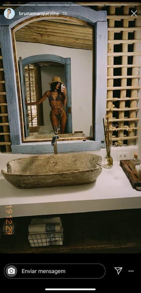 Bruna Marquezine no banheiro (Foto: Reprodução) Bruna Marquezine no banheiro (Foto: Reprodução)