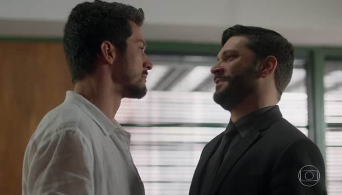 Marcos (Romulo Estrela) dará soco em Diogo (Armando Babaioff) em Bom Sucesso e deixará vilão com rosto desfigurado (Foto: Reprodução/Globo) Marcos (Romulo Estrela) dará soco em Diogo (Armando Babaioff) em Bom Sucesso e deixará vilão com rosto desfigurado (Foto: Reprodução/Globo)