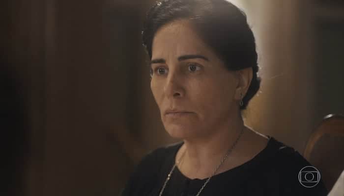 Lola (Gloria Pires) verá cliente sair sem pagar por seus doces e ficará arrasada em Éramos Seis (Foto: Reprodução/Globo) Lola (Gloria Pires) verá cliente sair sem pagar por seus doces e ficará arrasada em Éramos Seis (Foto: Reprodução/Globo)