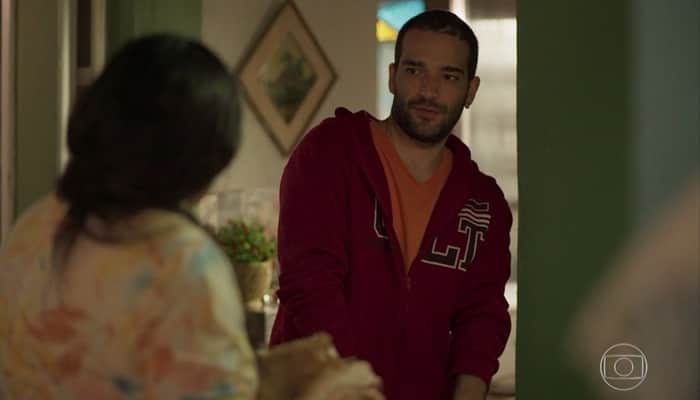 Sandro (Humberto Carrão) e Lurdes (Regina Casé) em cena de Amor de Mãe; ele não é Domênico (Foto: Reprodução/Globo) Sandro (Humberto Carrão) e Lurdes (Regina Casé) em cena de Amor de Mãe; ele não é Domênico (Foto: Reprodução/Globo)