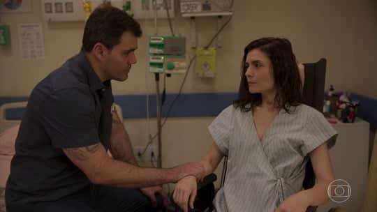 Magno (Juliano Cazarré) e Leila (Arieta Corrêa) em cena de Amor de Mãe (Foto: Reprodução/Globo) Magno (Juliano Cazarré) e Leila (Arieta Corrêa) em cena de Amor de Mãe (Foto: Reprodução/Globo)