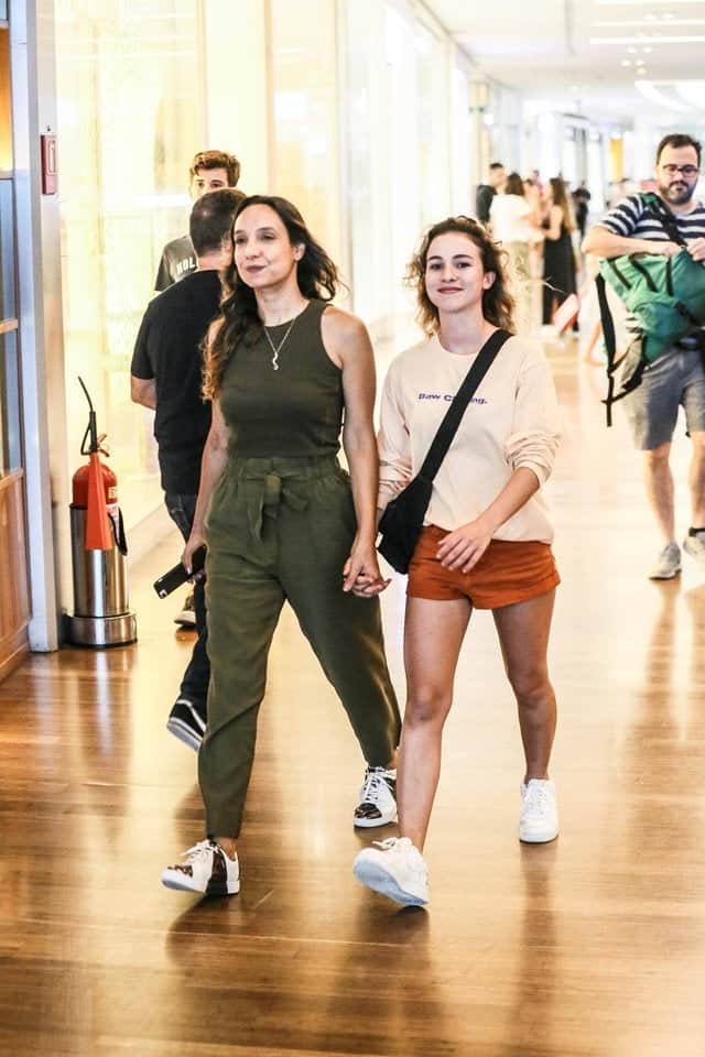 Maria Maya e Laryssa Ayres durante passeio no shopping (Foto: AgNews) Maria Maya e Laryssa Ayres durante passeio no shopping (Foto: AgNews)