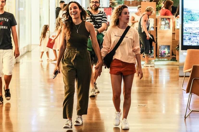 Maria Maya e Laryssa Ayres durante passeio no shopping (Foto: AgNews) Maria Maya e Laryssa Ayres durante passeio no shopping (Foto: AgNews)