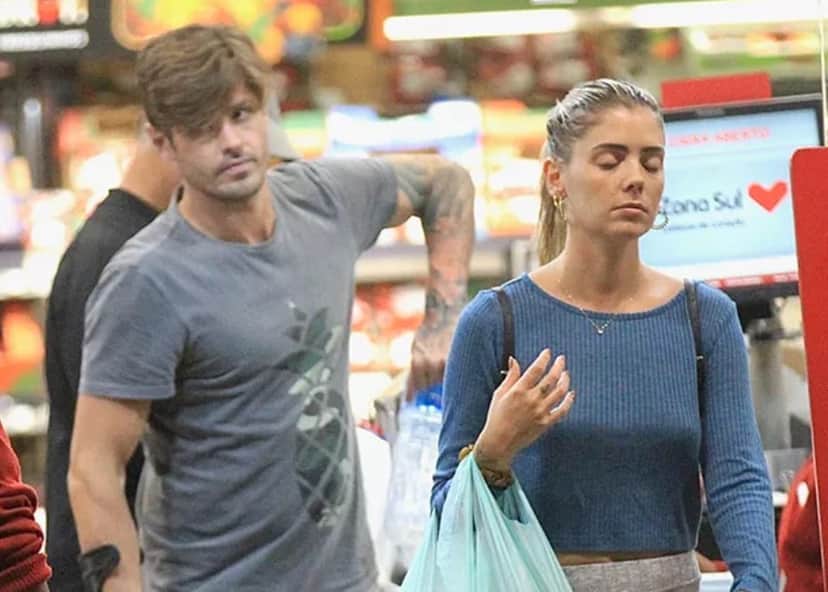 Dado Dolabella apareceu aos beijos com a prima em supermercado (Foto: Reprodução) Dado Dolabella apareceu aos beijos com a prima em supermercado (Foto: Reprodução)