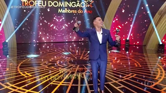O cantor Felipe Araújo faturou o prêmio de Música do Ano no Domingão do Faustão (Foto: Reprodução) O cantor Felipe Araújo faturou o prêmio de Música do Ano no Domingão do Faustão (Foto: Reprodução)