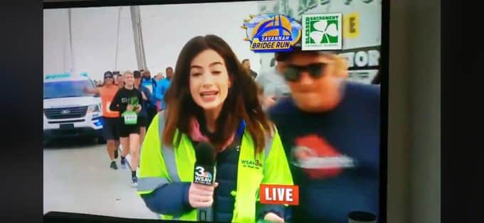 Repórter é assediada ao vivo por homem (Foto: Reprodução) Repórter é assediada ao vivo por homem (Foto: Reprodução)
