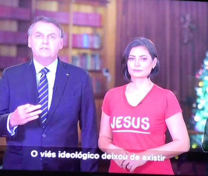 Michele Bolsonaro e Jair Messias no pronunciamento do Presidente da República (Foto: Reprodução) Michele Bolsonaro e Jair Messias no pronunciamento do Presidente da República (Foto: Reprodução)