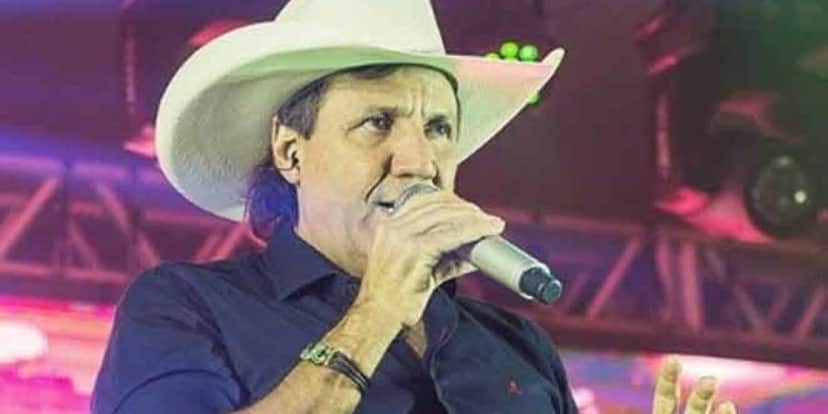 Morreu aos 59 anos o cantor sertanejo Juliano Cezar, o qual sofreu uma parada cardíaca em pleno show e fãs se assustaram após o mesmo cair em cima do palco do nada (Foto: Reprodução) Morreu aos 59 anos o cantor sertanejo Juliano Cezar, o qual sofreu uma parada cardíaca em pleno show e fãs se assustaram após o mesmo cair em cima do palco do nada (Foto: Reprodução)