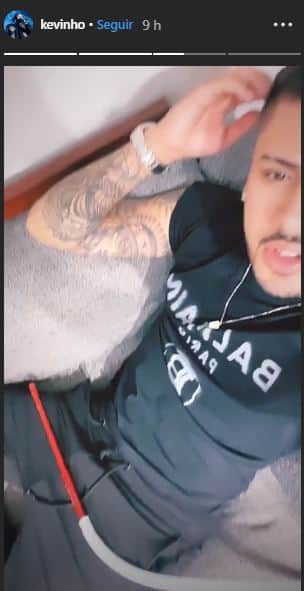 Kevinho é pego com a mangueira no colo durante vídeo (Foto: Reprodução) Kevinho é pego com a mangueira no colo durante vídeo (Foto: Reprodução)