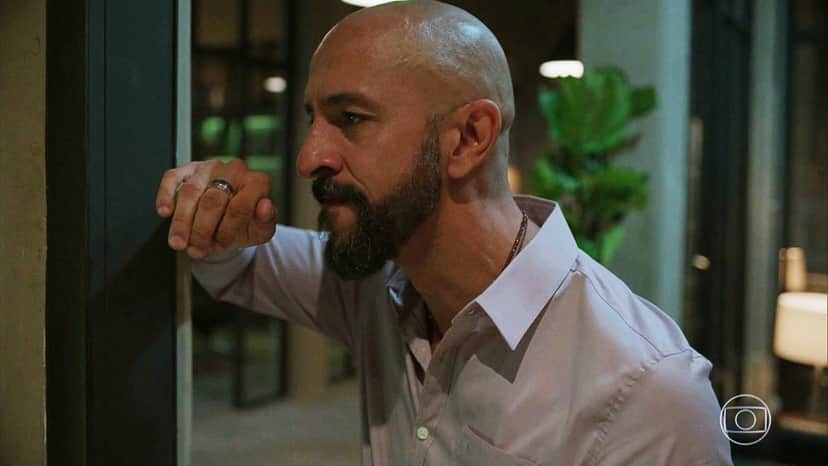 Álvaro furioso em cena da novela das nove Amor de Mãe Álvaro furioso em cena da novela das nove Amor de Mãe