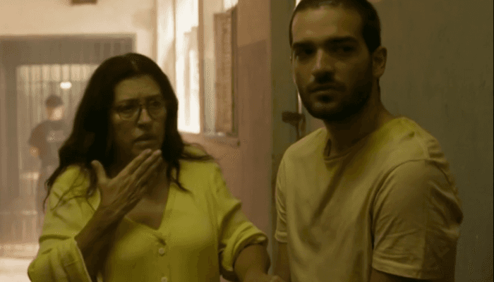 Regina Casé (Lurdes) e Humberto Carrão (Sandro) em cena de Amor de Mãe (Foto: Reprodução/Globo) Regina Casé (Lurdes) e Humberto Carrão (Sandro) em cena de Amor de Mãe (Foto: Reprodução/Globo)