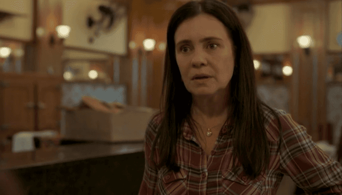Thelma (Adriana Esteves) descobrirá segredo sobre novo namorado em Amor de Mãe e ficará em choque (Foto: Reprodução/Globo) Thelma (Adriana Esteves) descobrirá segredo sobre novo namorado em Amor de Mãe e ficará em choque (Foto: Reprodução/Globo)
