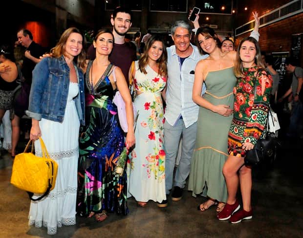 Fátima Bernardes, com os filhos, amigos, William Bonner e Natasha Dantas (Foto: AgNews) Fátima Bernardes, com os filhos, amigos, William Bonner e Natasha Dantas (Foto: AgNews)