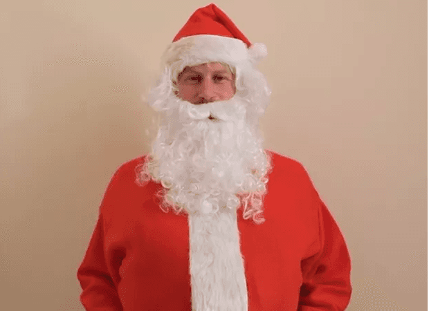 Príncipe Harry se veste de Papai Noel para gravar vídeo a crianças carentes (Foto: Reprodução) Príncipe Harry se veste de Papai Noel para gravar vídeo a crianças carentes (Foto: Reprodução)