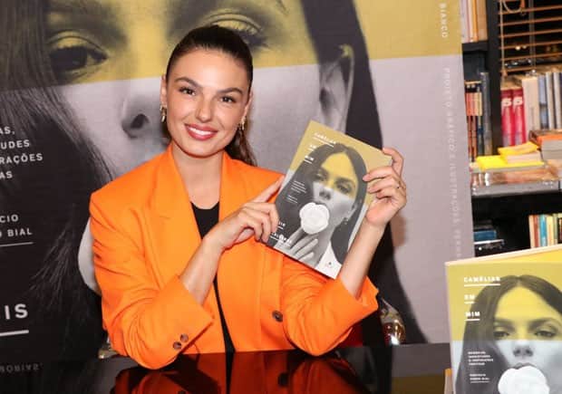Isis Valverde no lançamento de seu primeiro livro Camélias em Mim. Foto: Rogerio Fidalgo/AgNews Isis Valverde no lançamento de seu primeiro livro Camélias em Mim. Foto: Rogerio Fidalgo/AgNews