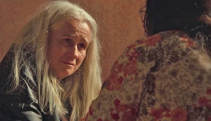 Kátia (Vera Holtz) morrerá nos braços de Lurdes (Regina Casé) em Amor de Mãe (Foto: Reprodução/Globo) Kátia (Vera Holtz) morrerá nos braços de Lurdes (Regina Casé) em Amor de Mãe (Foto: Reprodução/Globo)