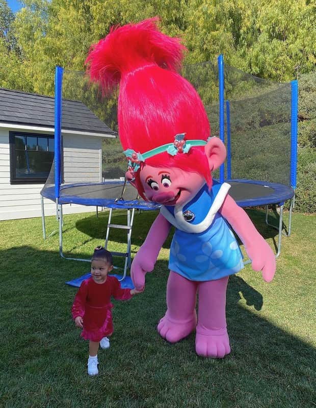 Stormi com personagem do Trolls (Foto: Reprodução/Instagram) Stormi com personagem do Trolls (Foto: Reprodução/Instagram)