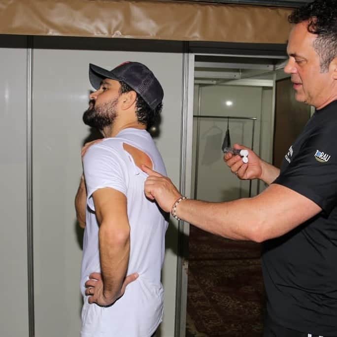 Luciano Camargo é atacado por abelha durante show (Imagem: Instagram) Luciano Camargo é atacado por abelha durante show (Imagem: Instagram)