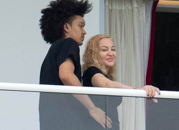 Madonna é vista com novo affair, Ahlamalik Williams, em sacada de hotel e fãs piram (Foto: Reprodução) Madonna é vista com novo affair, Ahlamalik Williams, em sacada de hotel e fãs piram (Foto: Reprodução)