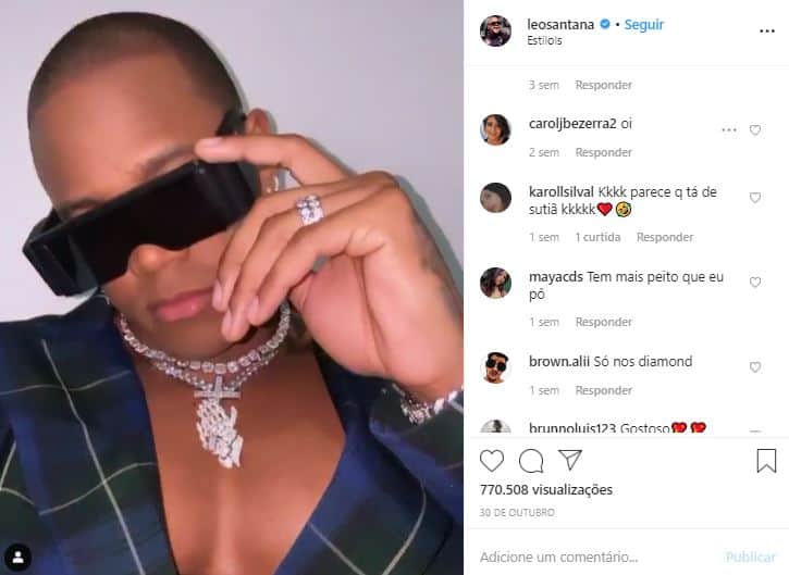 Fãs oferecem sutiã para Léo Santana (Foto: Reprodução/Instagram) Fãs oferecem sutiã para Léo Santana (Foto: Reprodução/Instagram)