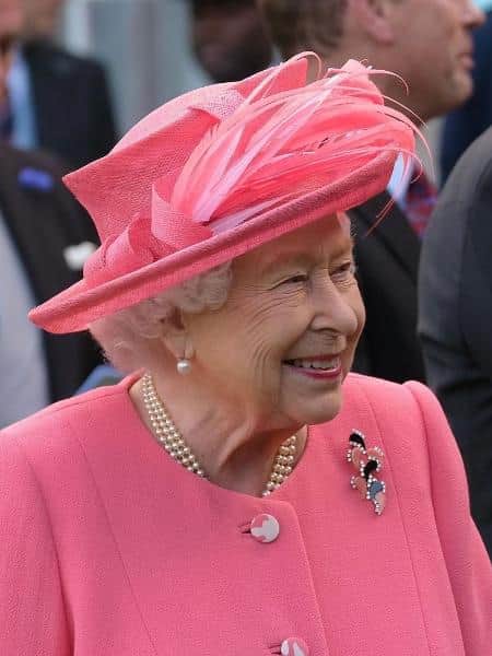 Rainha Elizabeth II gasta mais de R$ 160 mil em presentes de Natal (Foto: Reprodução) Rainha Elizabeth II gasta mais de R$ 160 mil em presentes de Natal (Foto: Reprodução)