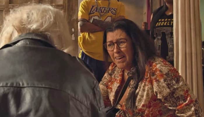 Lurdes (Regina Casé) é surpreendida com revelação de Kátia (Vera Holtz) sobre Domênico (Foto: Reprodução/Globo) Lurdes (Regina Casé) é surpreendida com revelação de Kátia (Vera Holtz) sobre Domênico (Foto: Reprodução/Globo)