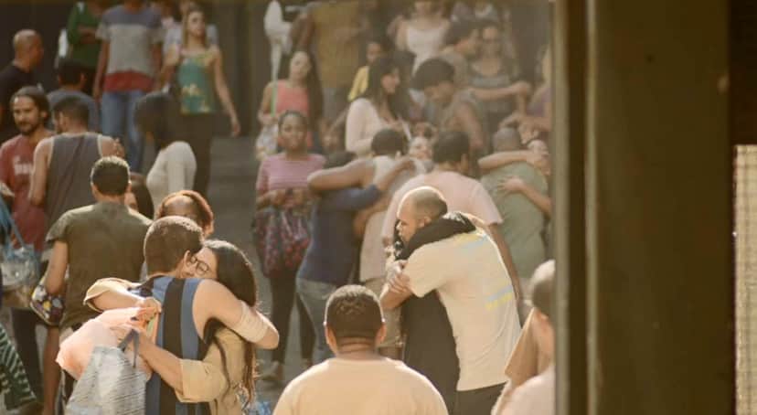 Sandro e Lurdes se abraçam em encontro na cadeia em cena de Amor de Mãe Sandro e Lurdes se abraçam em encontro na cadeia em cena de Amor de Mãe