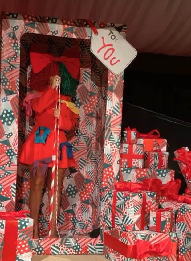 Show de Sia na casa de Kim Kardashian (Foto: Reprodução/Instagram) Show de Sia na casa de Kim Kardashian (Foto: Reprodução/Instagram)