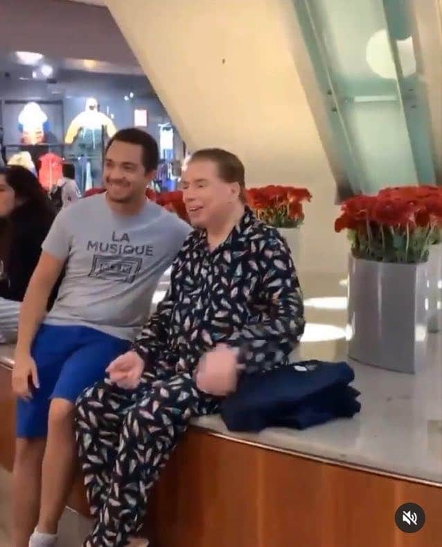 Silvio Santos de pijama nos EUA (Foto: Reprodução) Silvio Santos de pijama nos EUA (Foto: Reprodução)