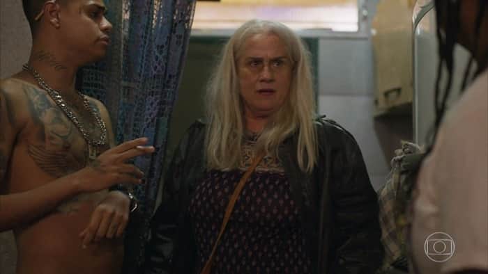 Kátia (Vera Holtz) falará para Lurdes (Regina Casé) que Sandro (Humberto Carrão) é Domênico na novela das nove da Globo (Foto: Reprodução/Globo)