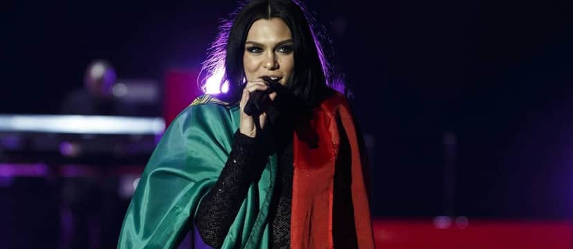 Jessie J mostra lado solidário e ajuda a alimentar moradores de rua no Natal (Foto: Reprodução) Jessie J mostra lado solidário e ajuda a alimentar moradores de rua no Natal (Foto: Reprodução)