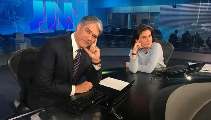 William Bonner e Renata Vasconellos posam na bancada do Jornal Nacional (foto: divulgação/TV Globo) William Bonner e Renata Vasconellos posam na bancada do Jornal Nacional (foto: divulgação/TV Globo)