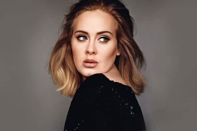 Fãs se preocupam com magreza excessiva de Adele (Foto: Reprodução) Fãs se preocupam com magreza excessiva de Adele (Foto: Reprodução)