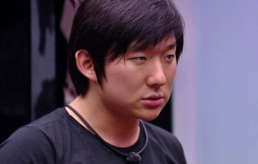 O famoso digital influencer e empresário, Pyong Lee não conseguiu esconder o quanto está preocupado com o próximo paredão do BBB 20 da Globo (Foto: Reprodução/Globoplay) O famoso digital influencer e empresário, Pyong Lee não conseguiu esconder o quanto está preocupado com o próximo paredão do BBB 20 da Globo (Foto: Reprodução/Globoplay)