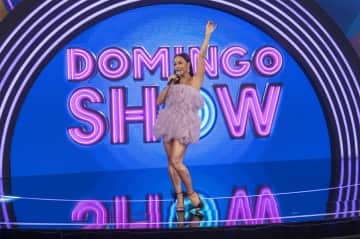 Sabrina Sato posa no cenário do Domingo Show (foto: divulgação/RecordTV) Sabrina Sato posa no cenário do Domingo Show (foto: divulgação/RecordTV)