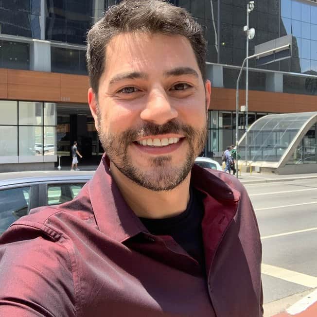 Evaristo Costa surge ao lado da família real e surpreende à todos (Foto: Reprodução)