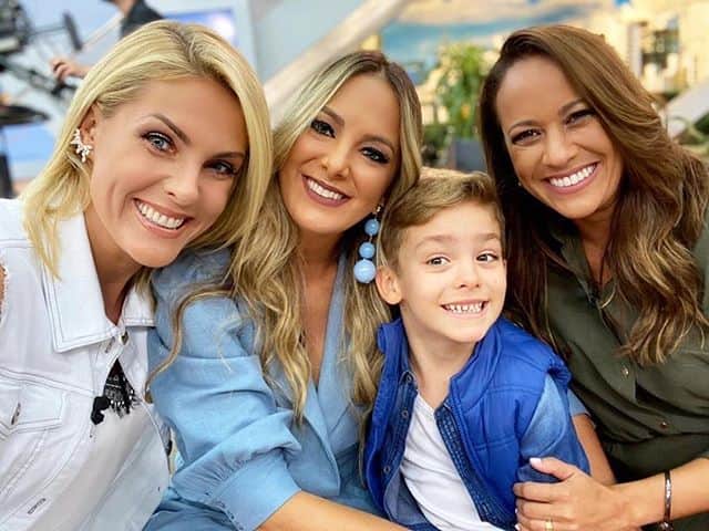 A apresentadora Ana Hickmann apareceu com o filho nos bastidores do Hoje em Dia (Foto: Reprodução) A apresentadora Ana Hickmann apareceu com o filho nos bastidores do Hoje em Dia (Foto: Reprodução)