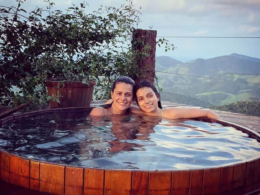 A jornalista Adriana Araújo ao lado da filha, Giovanna - Foto: Reprodução/Instagram A jornalista Adriana Araújo ao lado da filha, Giovanna - Foto: Reprodução/Instagram